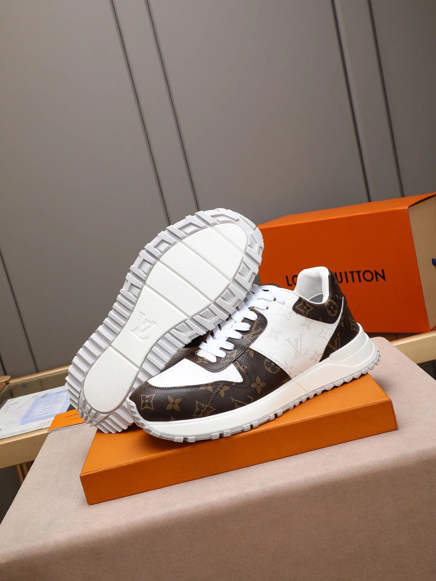 Men's Shoes 💰660 L The Run Away Maxi sneaker debuts in the 2025 collection and continues the iconic design of the Run Away sneaker. The smooth cowhide leather upper features contrasting LV lettering and Vuitton logos, and a lightweight rubber wedge outsole evokes running shoe construction. High level of comfort. Looks good, wears well and matches well. Worth buying! 7 color selection size: 39-44 (45 customized)